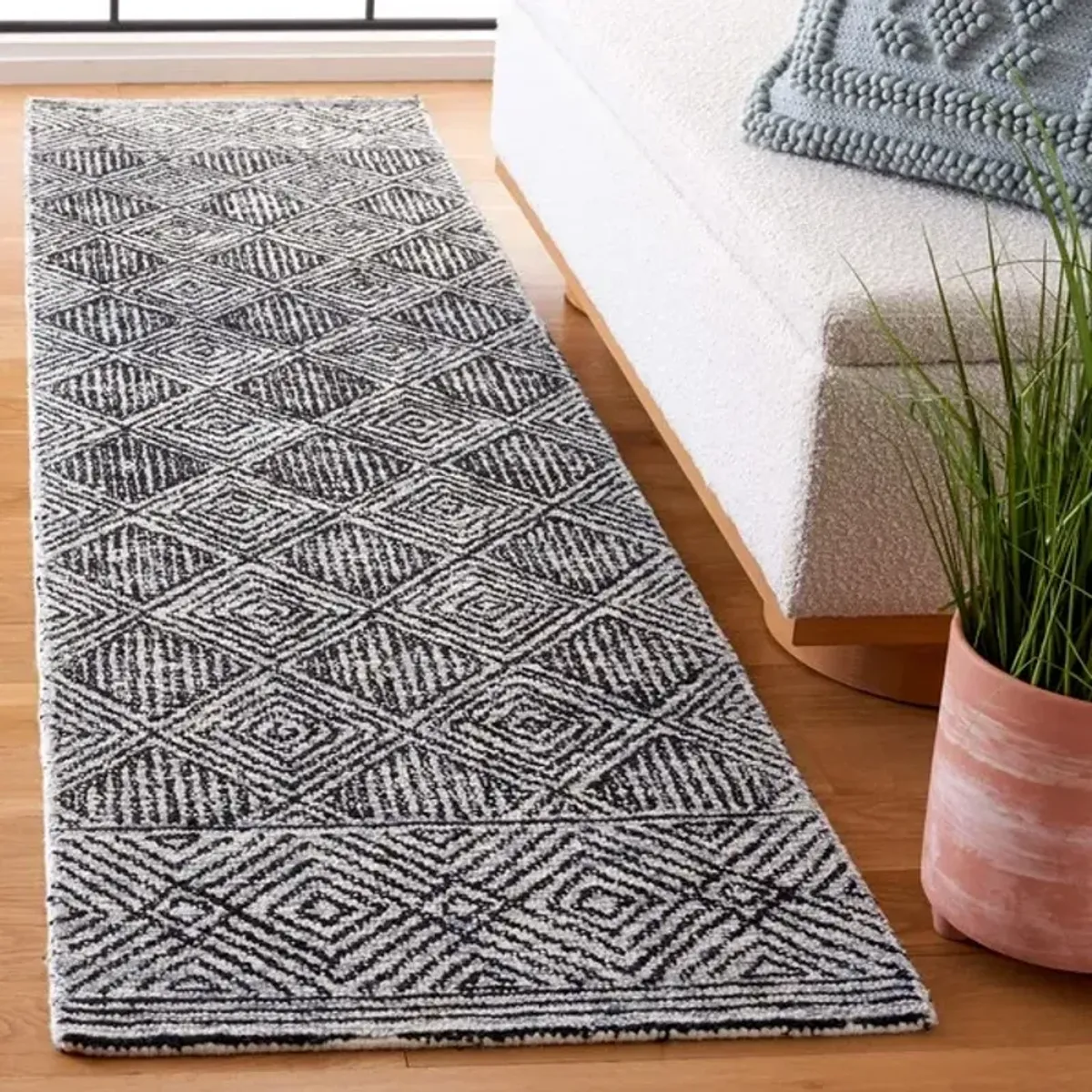 EBONY 204 2'-3' X 9' Runner Rug