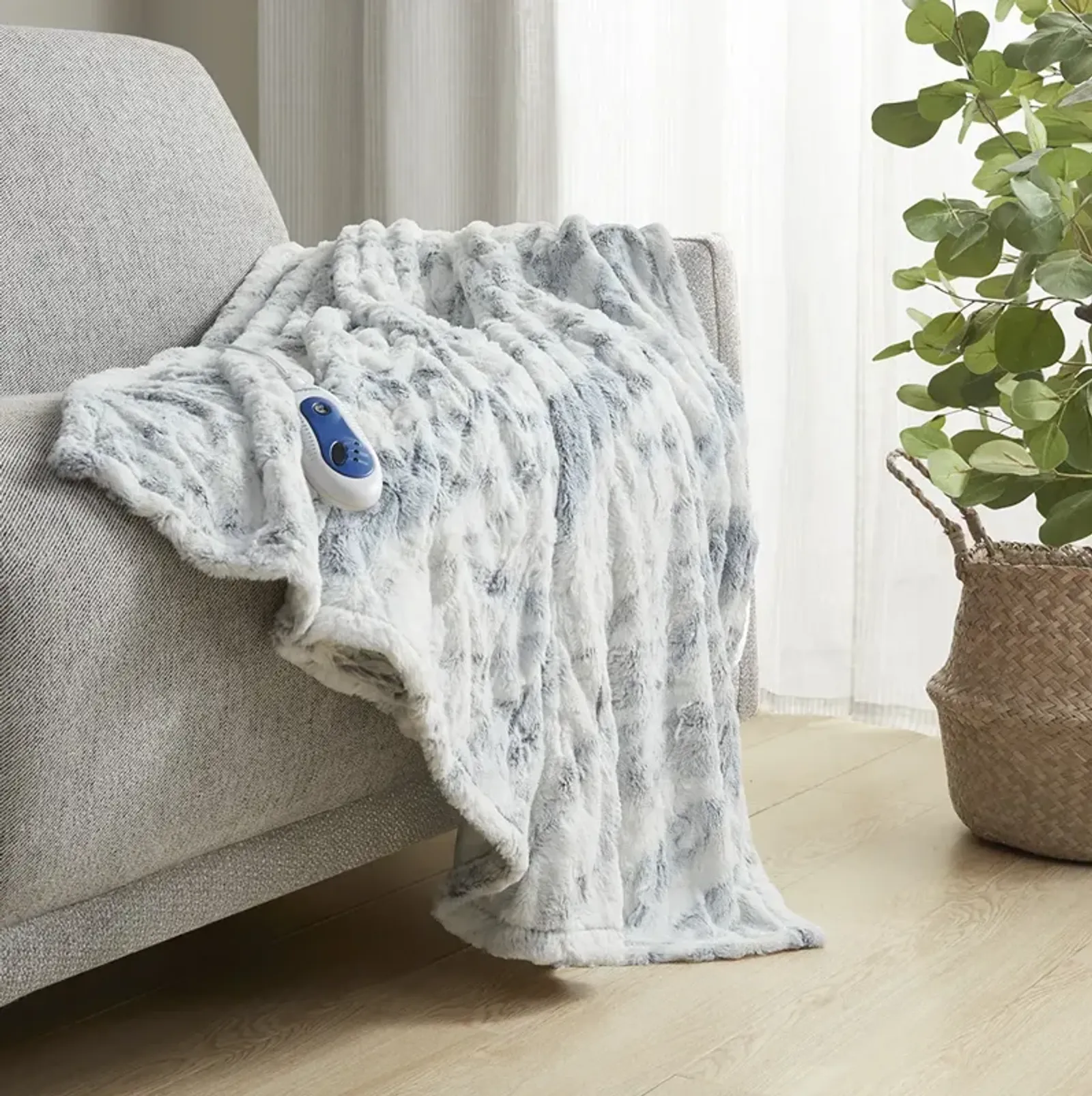 Beautyrest Zuri Grey/Blue Oversized Faux Fur Heated Throw