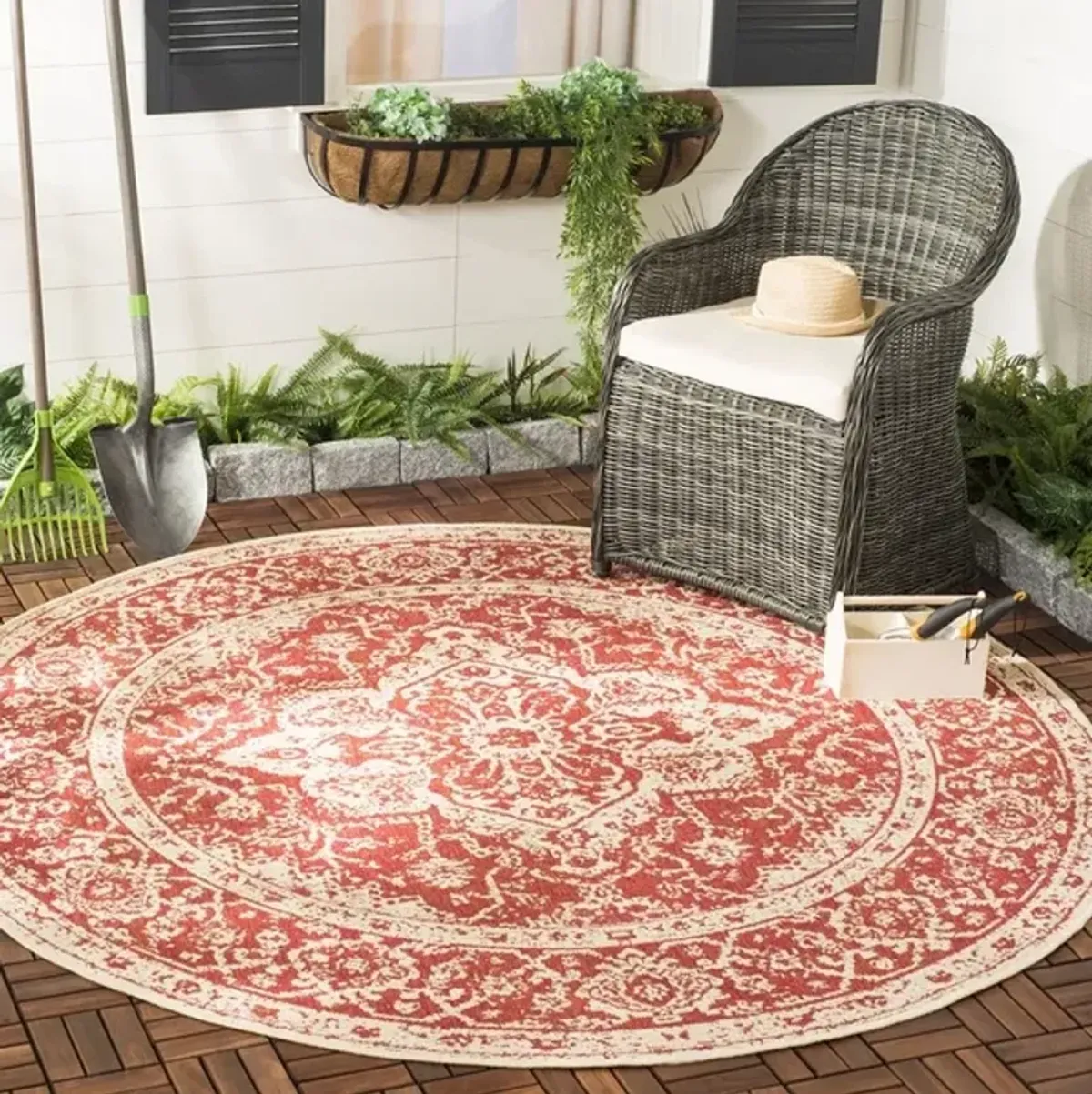 Safavieh BEACH HOUSE Collection BHS137Q-6R Red / Creme 6'-7" X 6'-7" Round