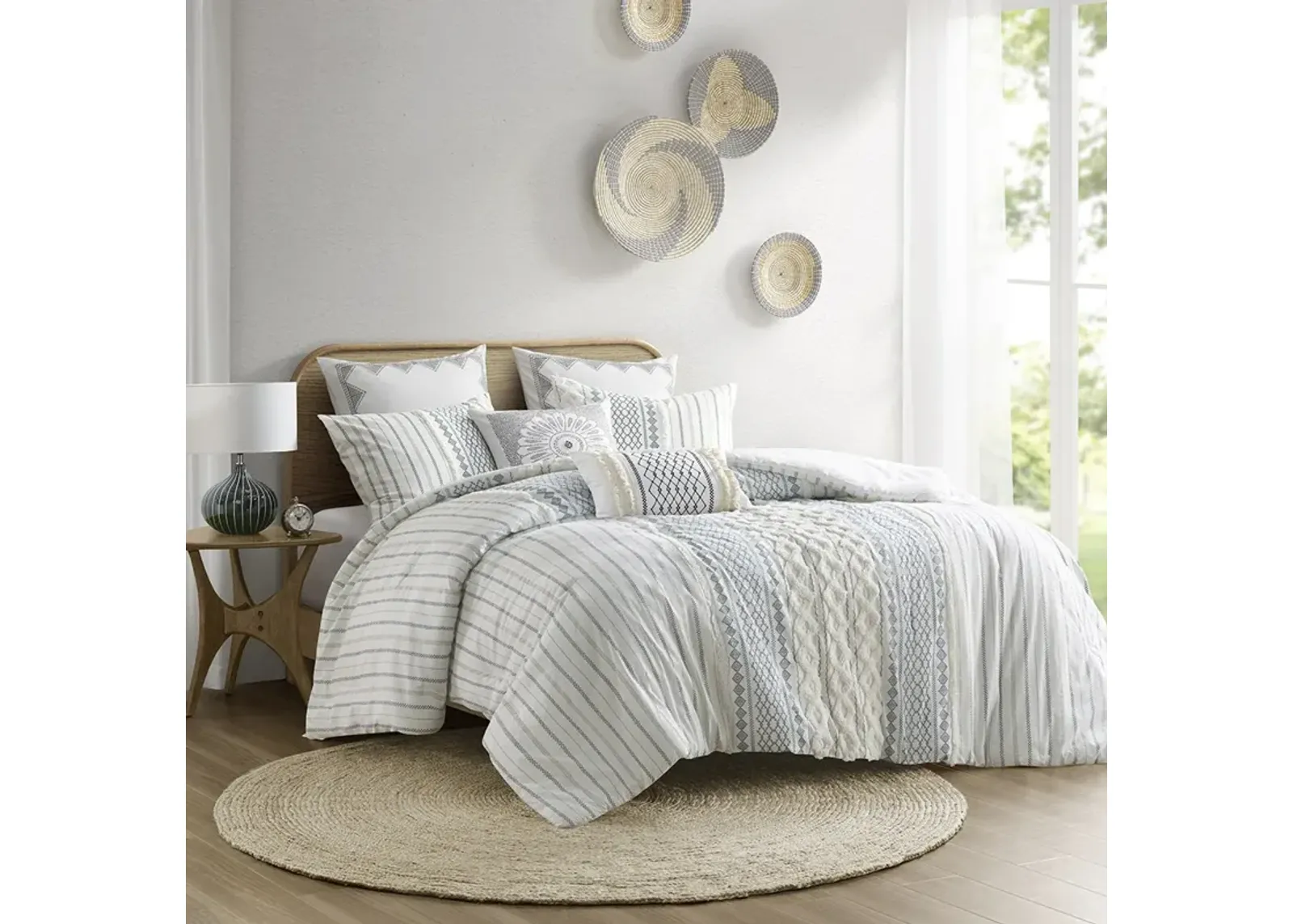 INK+IVY Imani White/Navy Cotton Printed Comforter Set with Chenille