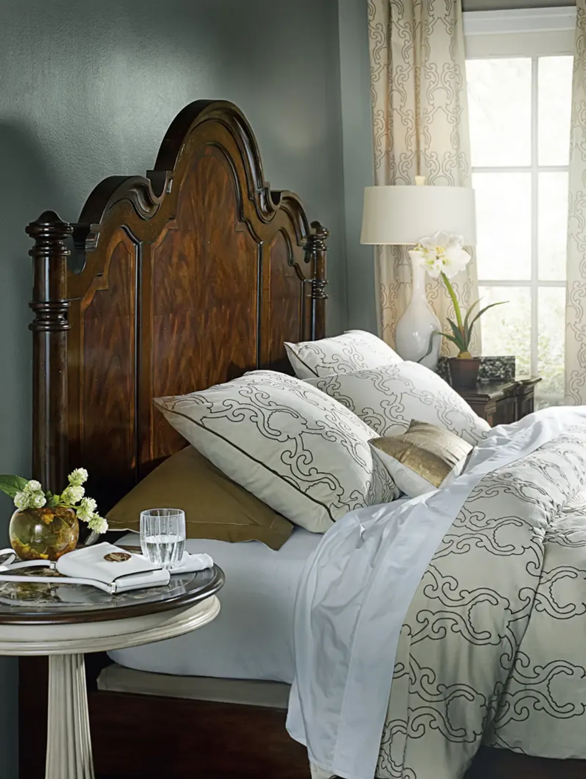 Leesburg King Poster Bed