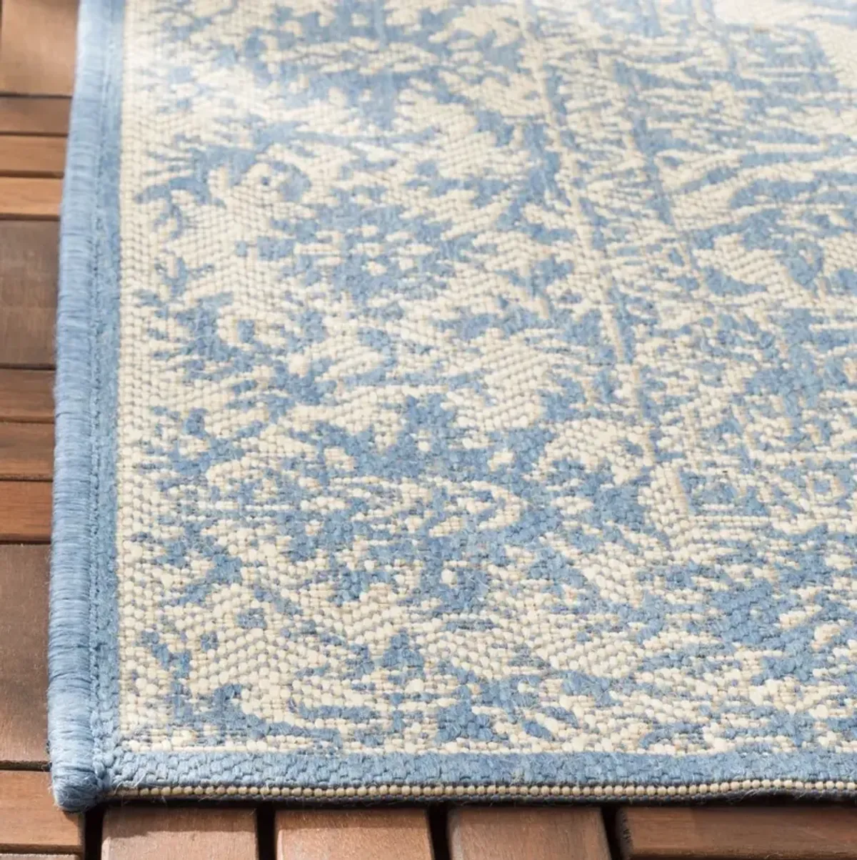 BEACH HOUSE 139 Blue 2'-2' X 4' Accent Rug