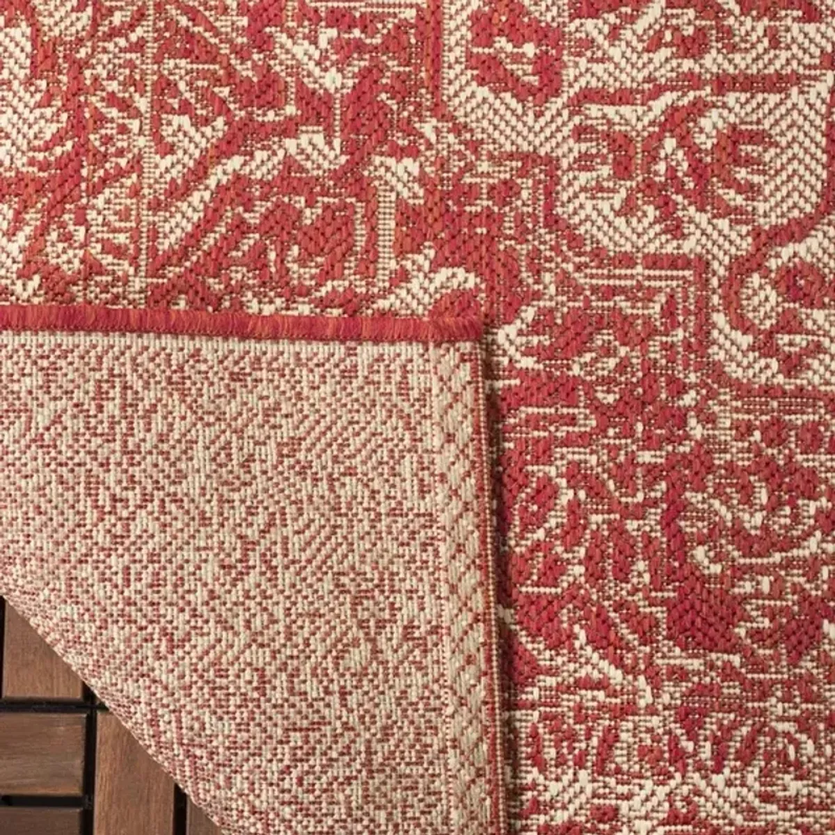 Safavieh BEACH HOUSE Collection BHS139Q-28 Red / Creme 2'-2" X 8'