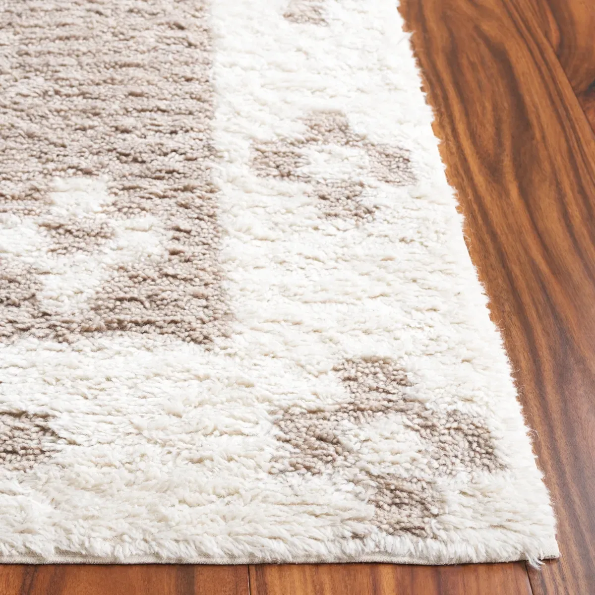 VERMONT 558 BEIGE  2'-3' x 8' Runner Rug