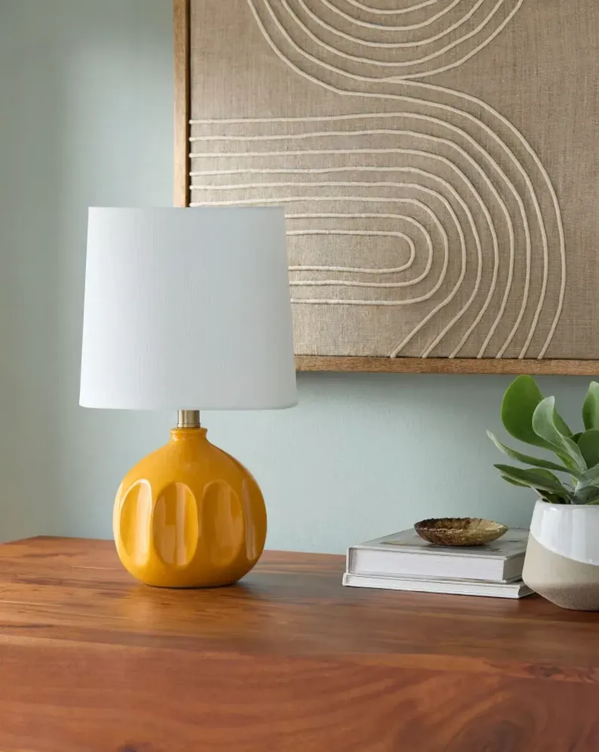 Bellune BLUN-025 15"H x 10"W x 10"D Accent Table Lamp