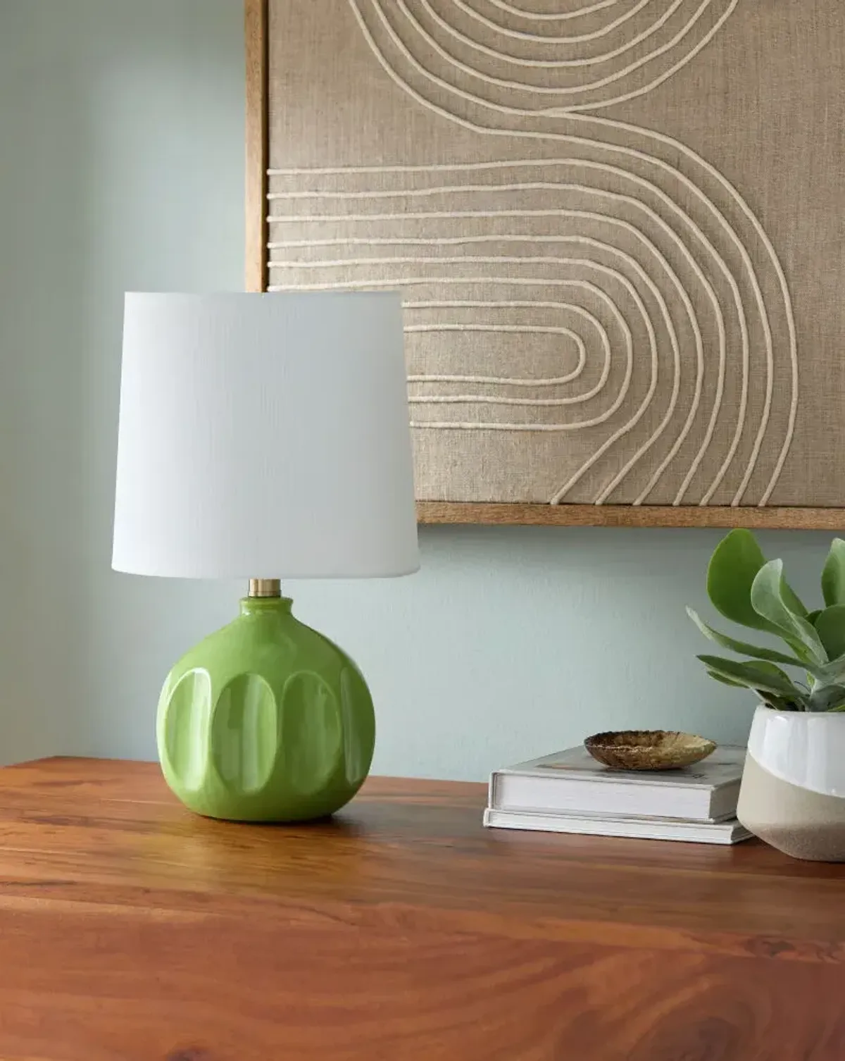 Bellune BLUN-027 15"H x 10"W x 10"D Accent Table Lamp