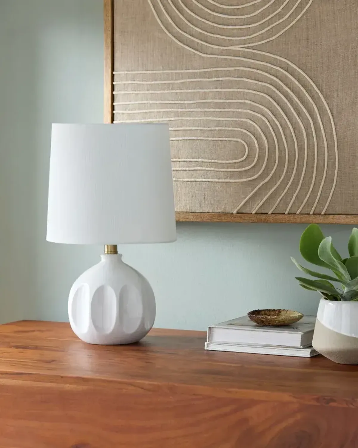 Bellune BLUN-022 15"H x 10"W x 10"D Accent Table Lamp