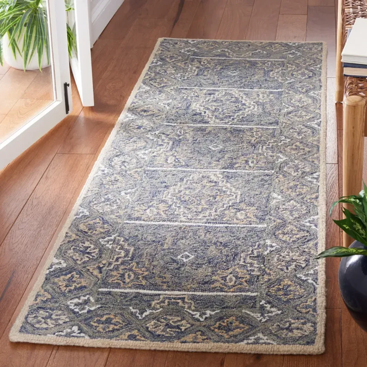 ASPEN Hand Tufted 2'-3' x 9' runner