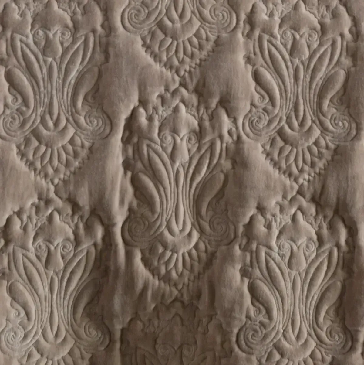 Vienna VIE-2002 88"W x 92"L, 26"W x 20"L Quilt