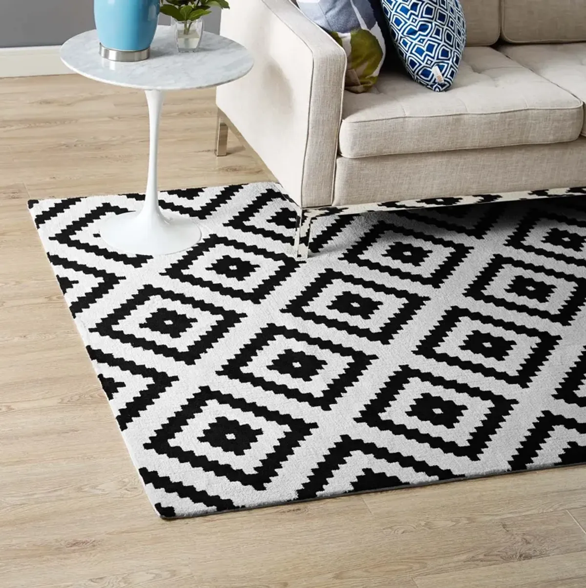 Alika Abstract Diamond Trellis 8x10 Area Rug