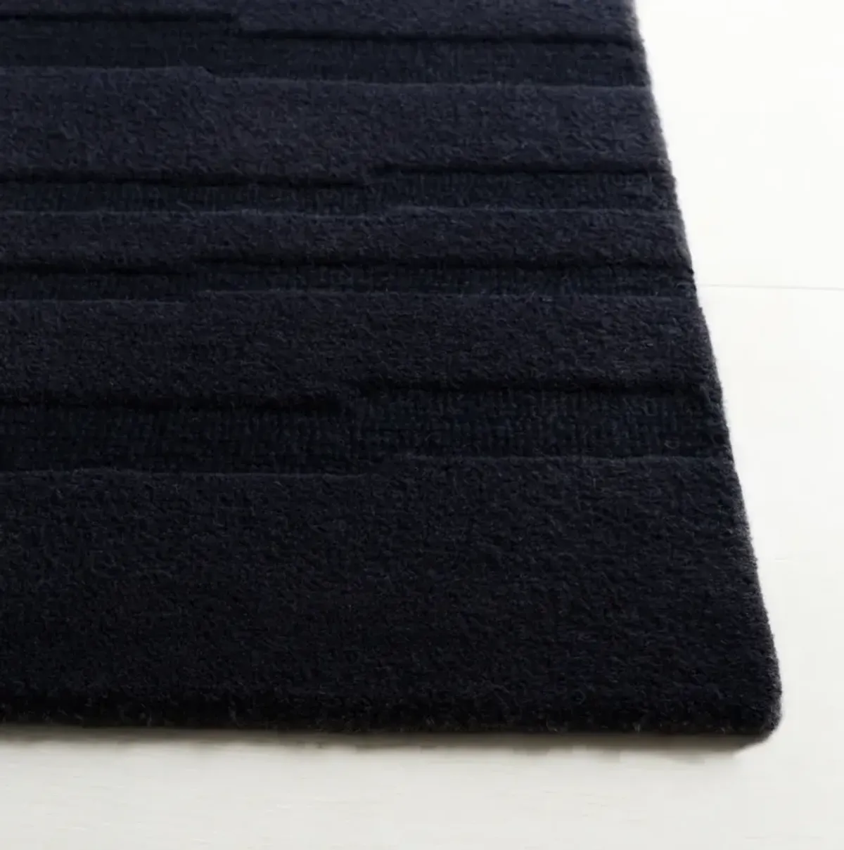 CHATHAM 301 BLACK 2'-3' x 8' Runner Rug