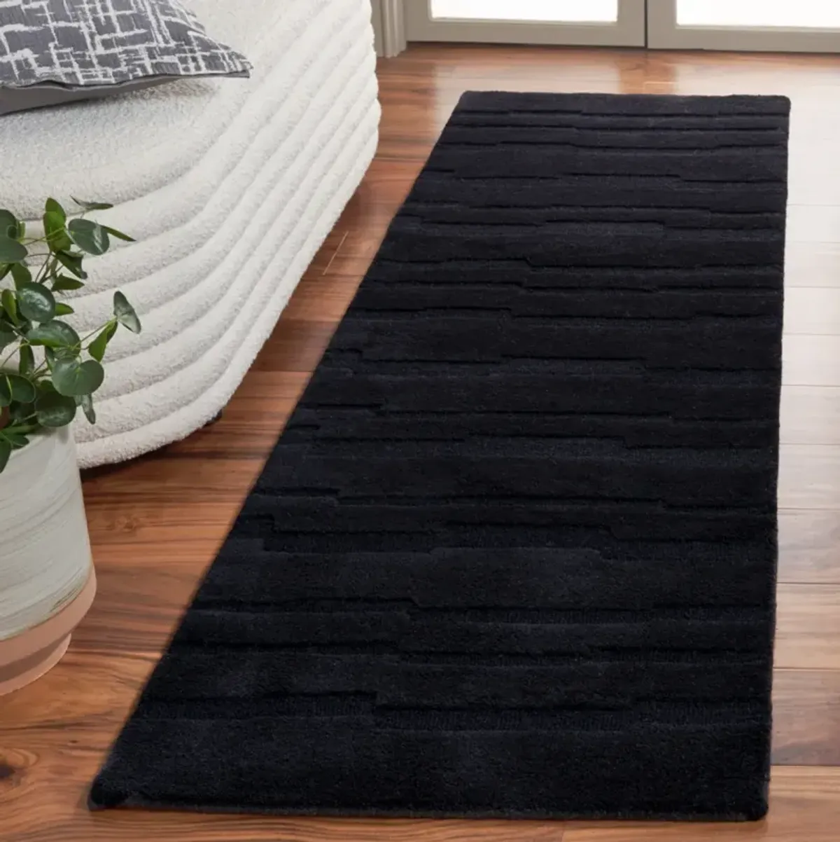 CHATHAM 301 BLACK 2'-3' x 8' Runner Rug