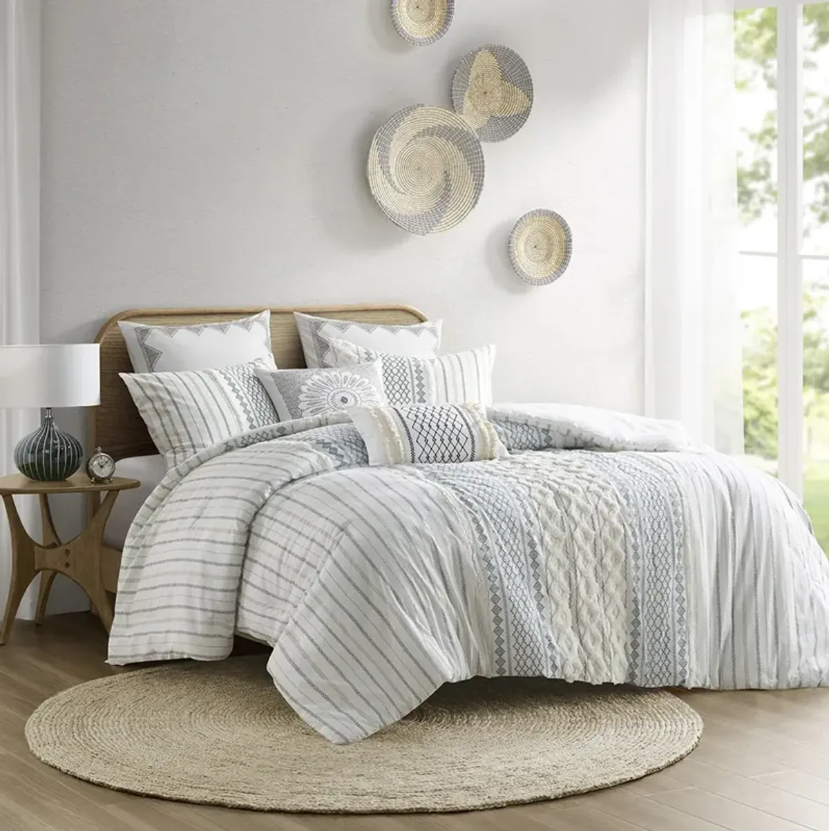 INK+IVY Imani White/Navy Cotton Printed Comforter Set with Chenille