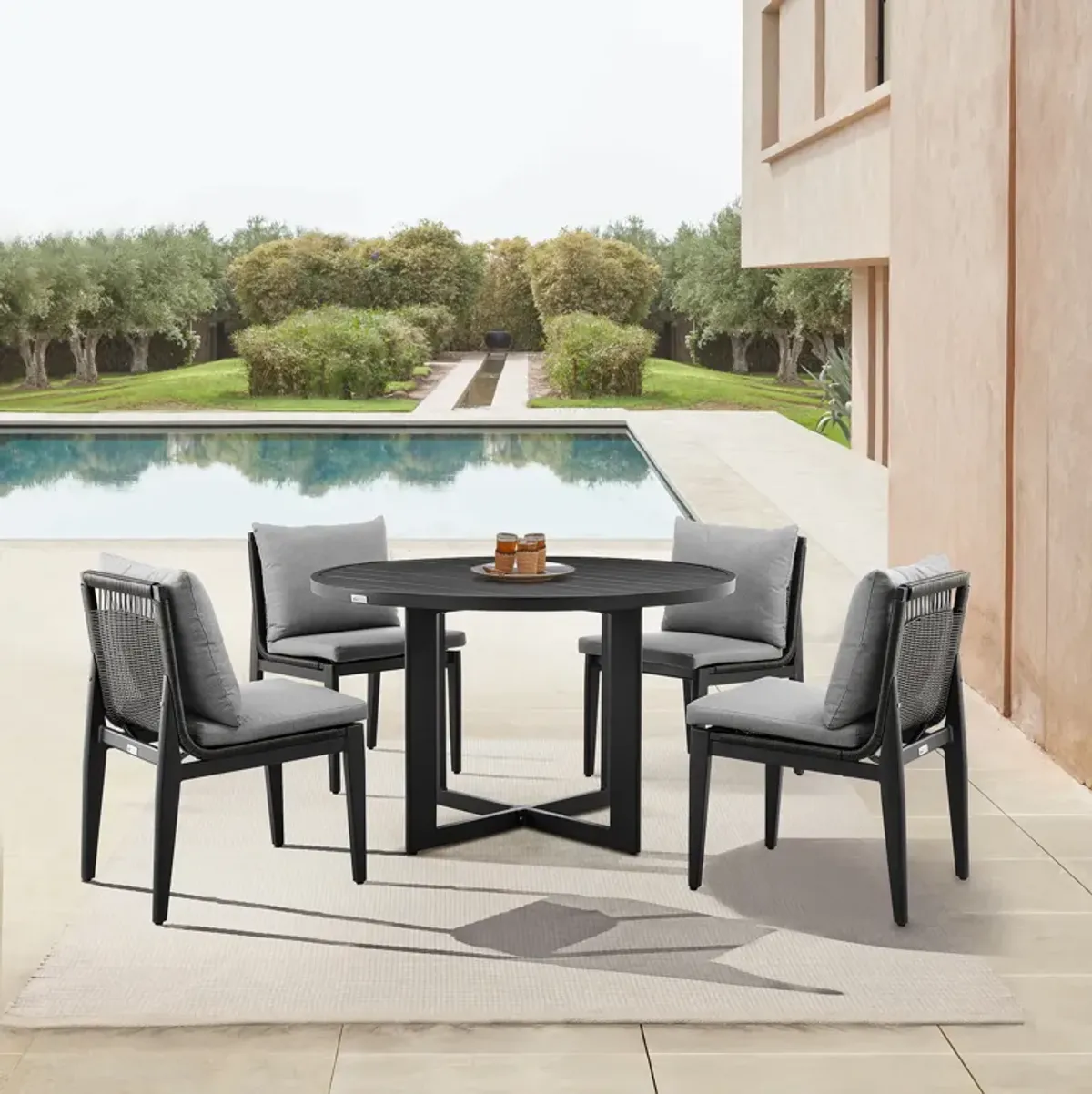 Grand Outdoor Patio Round Dining Table in Aluminum