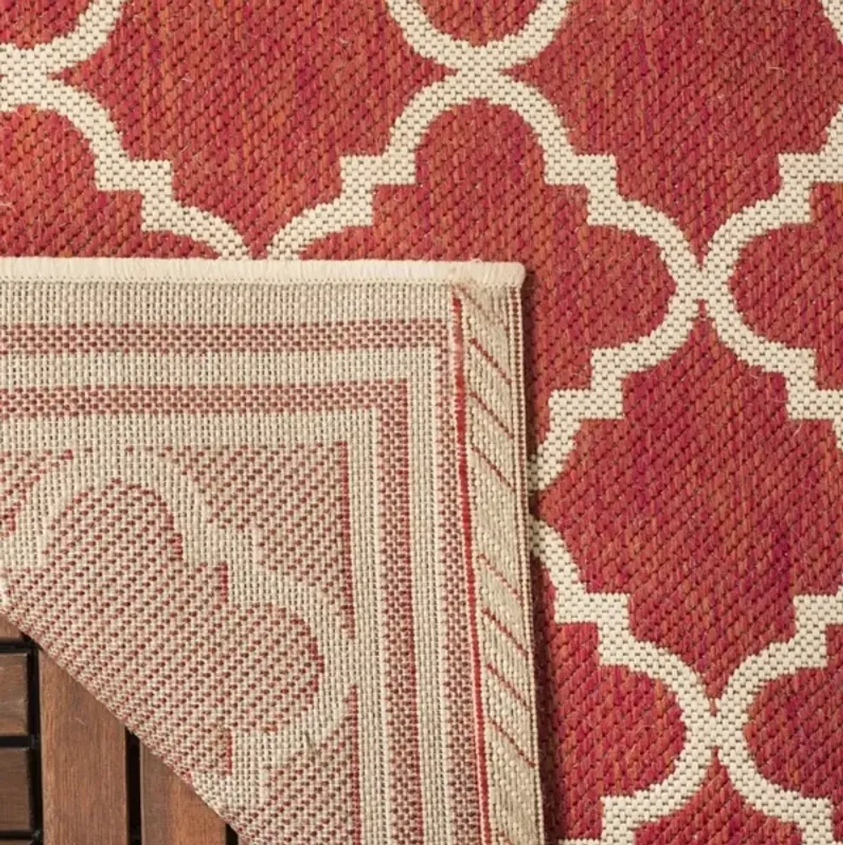 Safavieh BEACH HOUSE Collection BHS121Q-212 Red / Creme 2'-2" X 12'