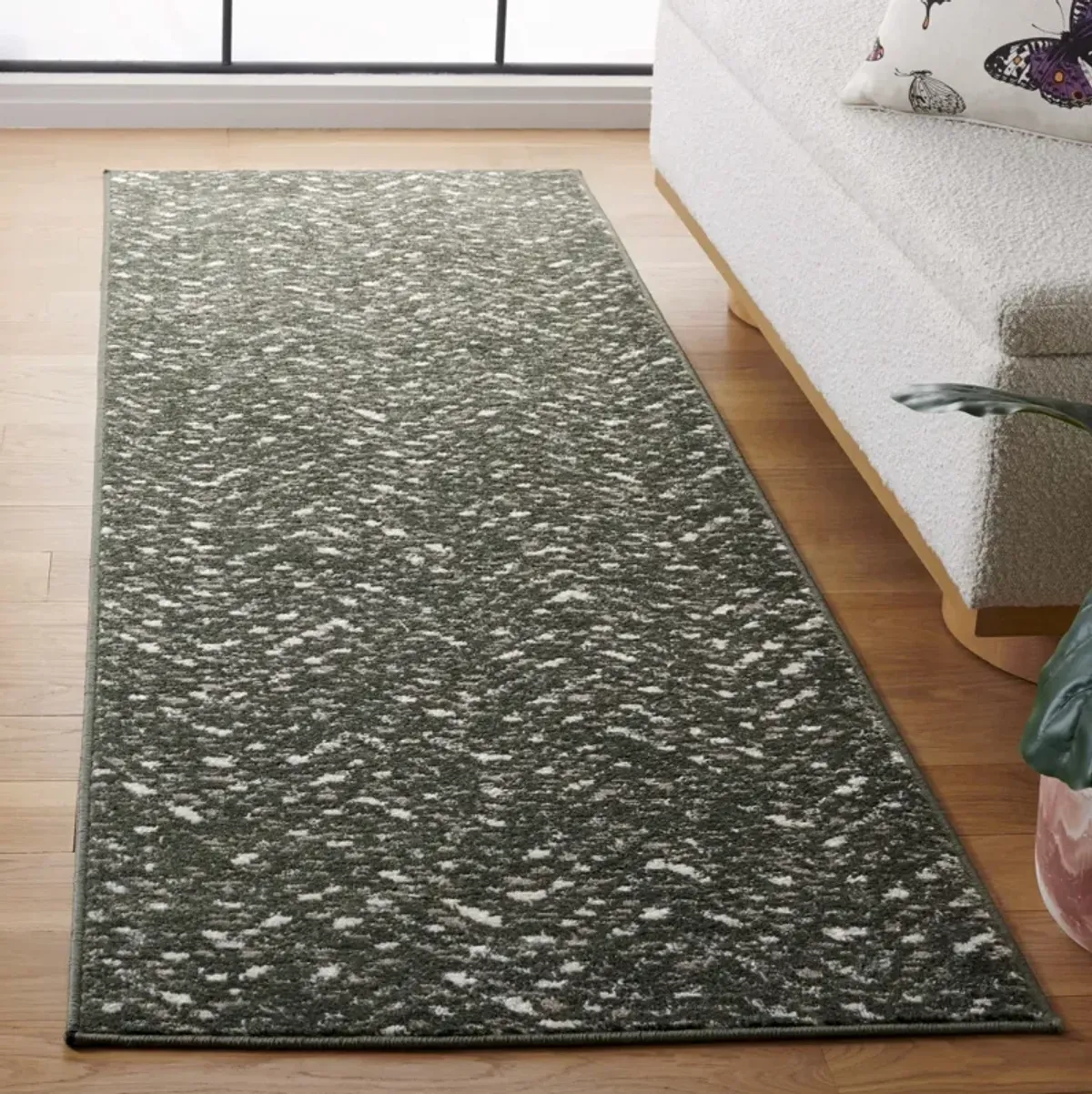 ADIRONDACK 104 DARK GREEN  2'-6' x 8' Runner Rug
