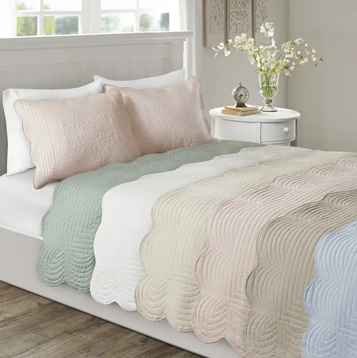 3 Piece Reversible Scalloped Edge Quilt Set