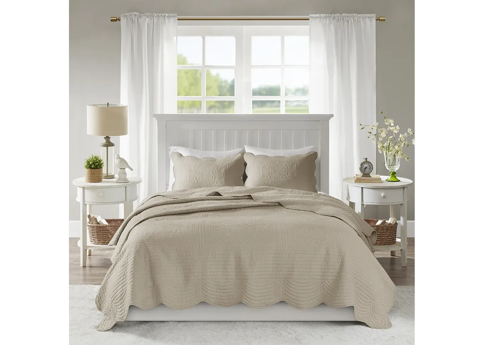 3 Piece Reversible Scalloped Edge Quilt Set