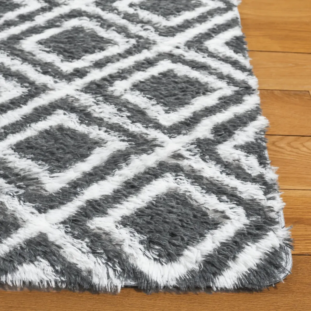 RAINBOW SHAG 102 CHARCOAL  2' x 3' Accent Rug