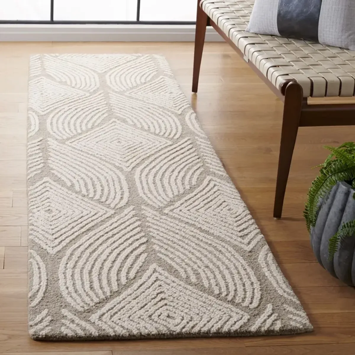 METRO 425 BEIGE  2'-3' x 8' Runner Rug