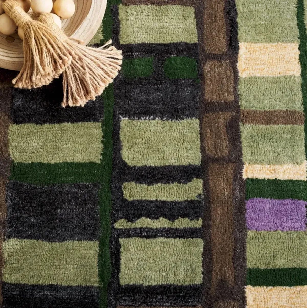 RODEO DRIVE 976 GREEN  2'-3' x 8' Runner Rug