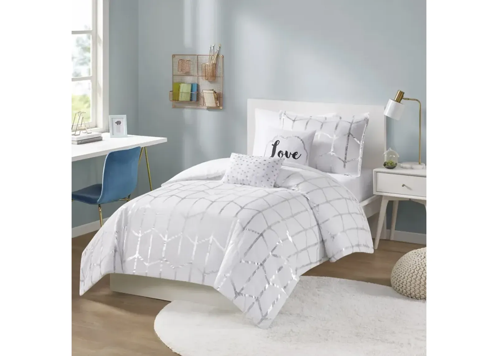 Intelligent Design Raina White/Silver Metallic Printed Comforter Set