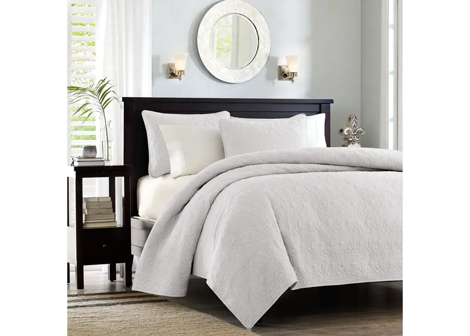 Madison Park Quebec White Reversible Quilt Set