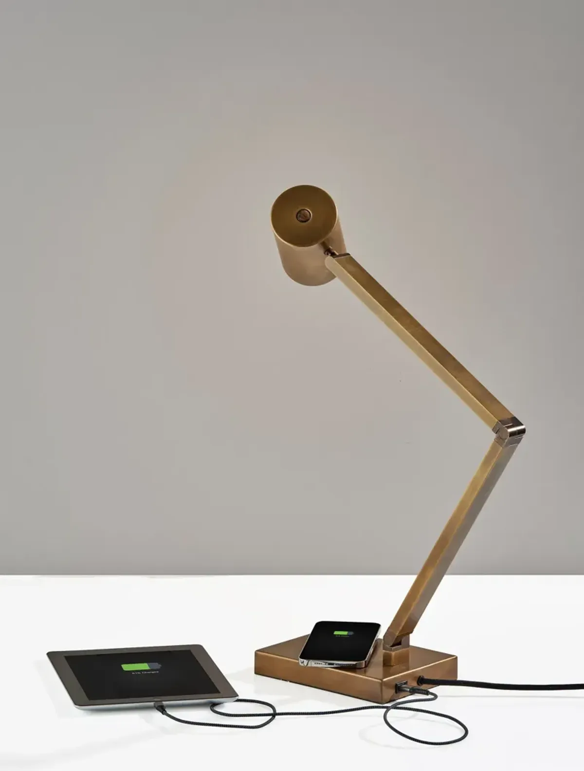 Newman Task Lamp w. Wireless Charging