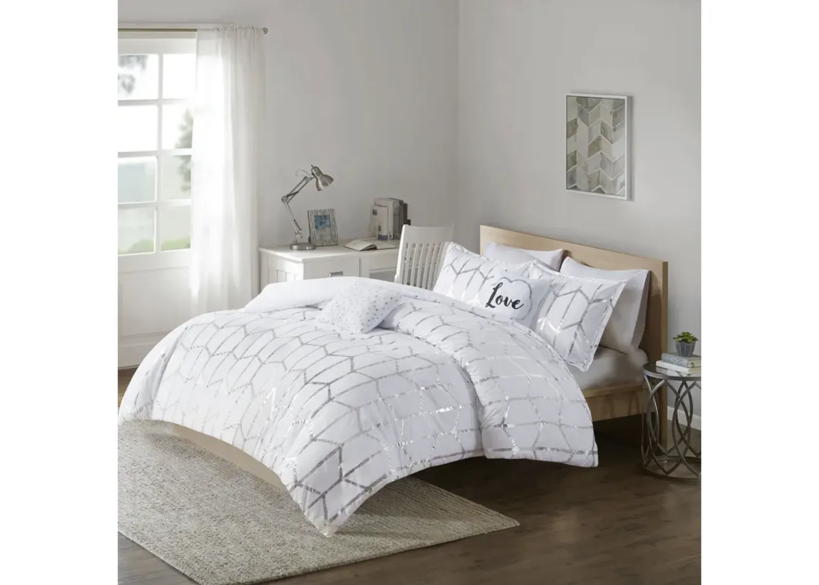 Intelligent Design Raina White/Silver Metallic Printed Comforter Set