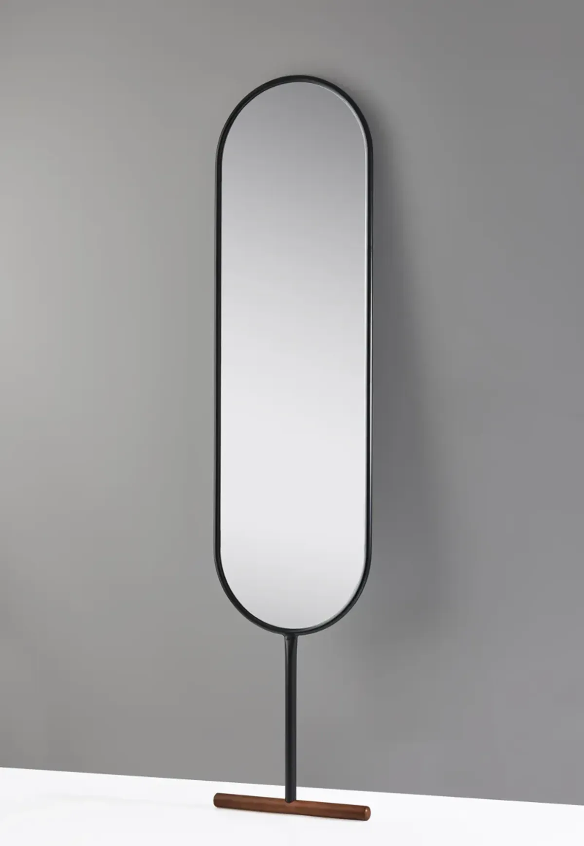 Willy Leaning Mirror