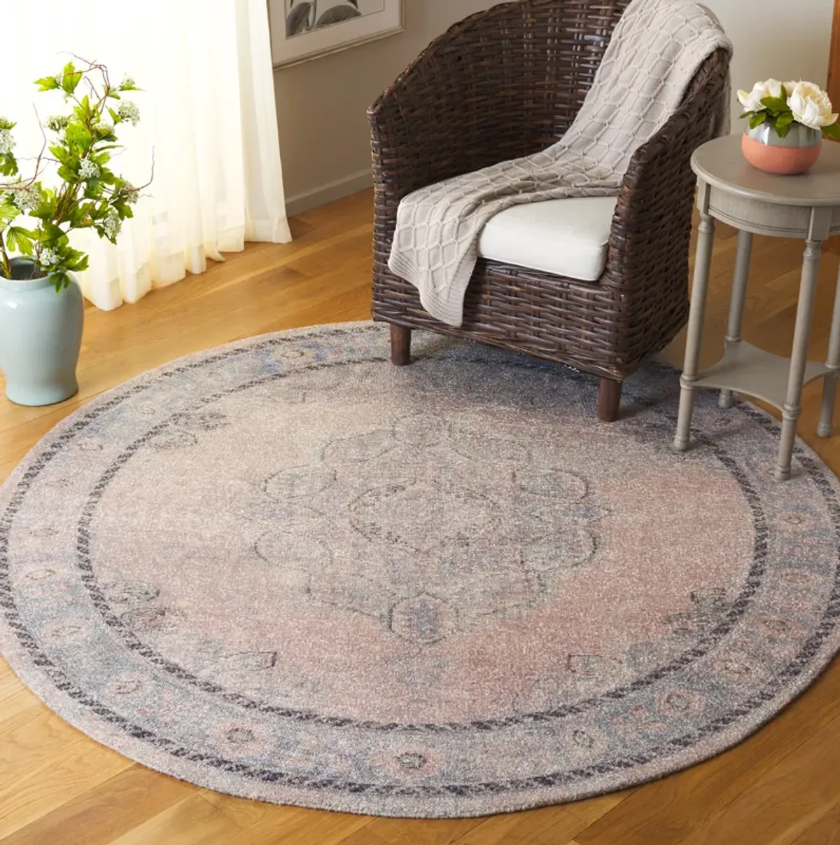 CLASSIC VINTAGE Hand Tufted 6' x 6' Round area rug