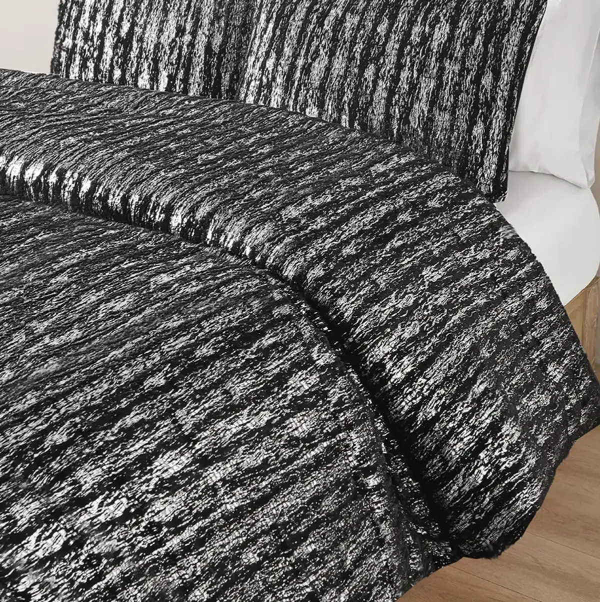 Intelligent Design Naomi Black/Silver Metallic Print Faux Fur Duvet Cover Set