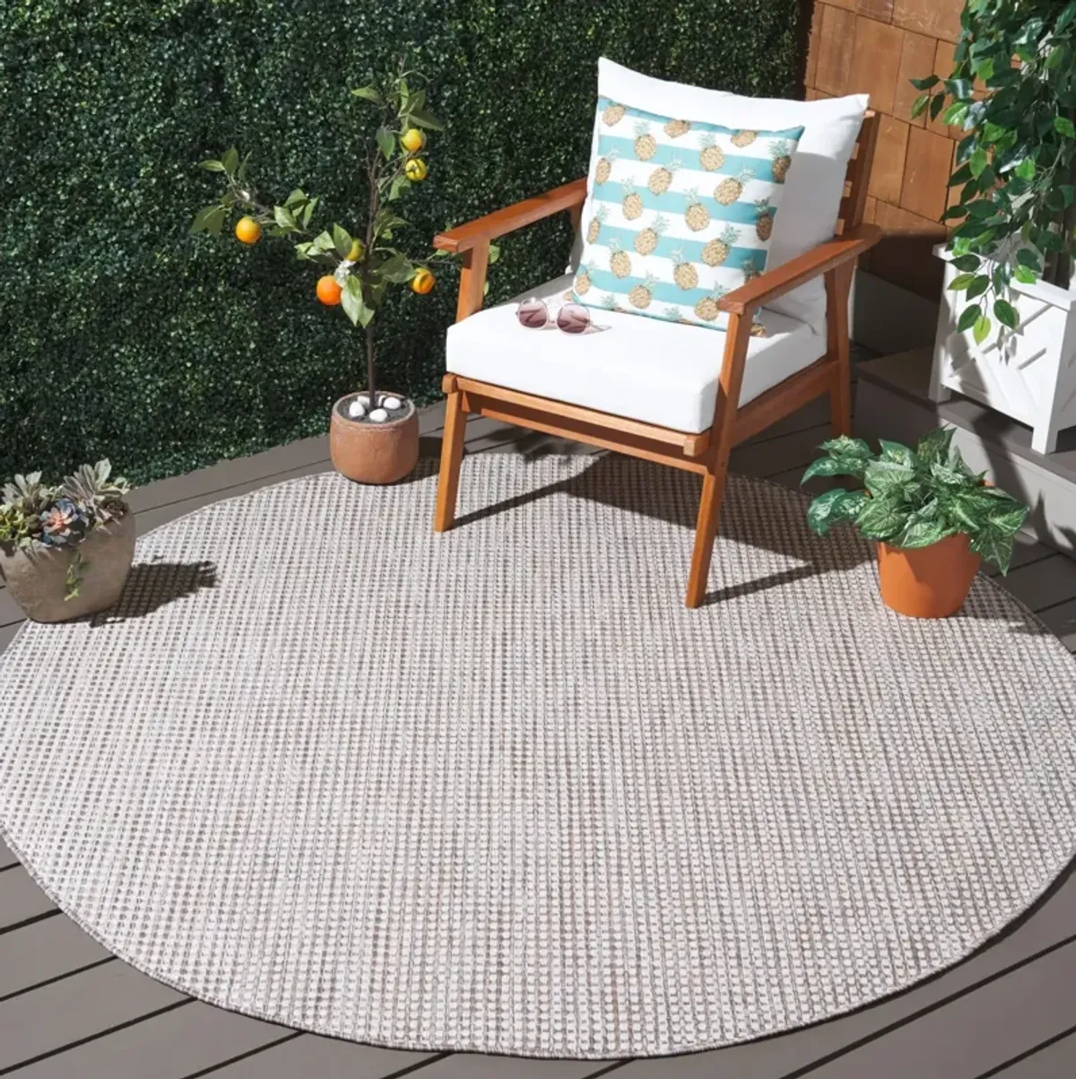 COURTYARD  8586 IVORY  6'-7' x 6'-7' Round Round Rug