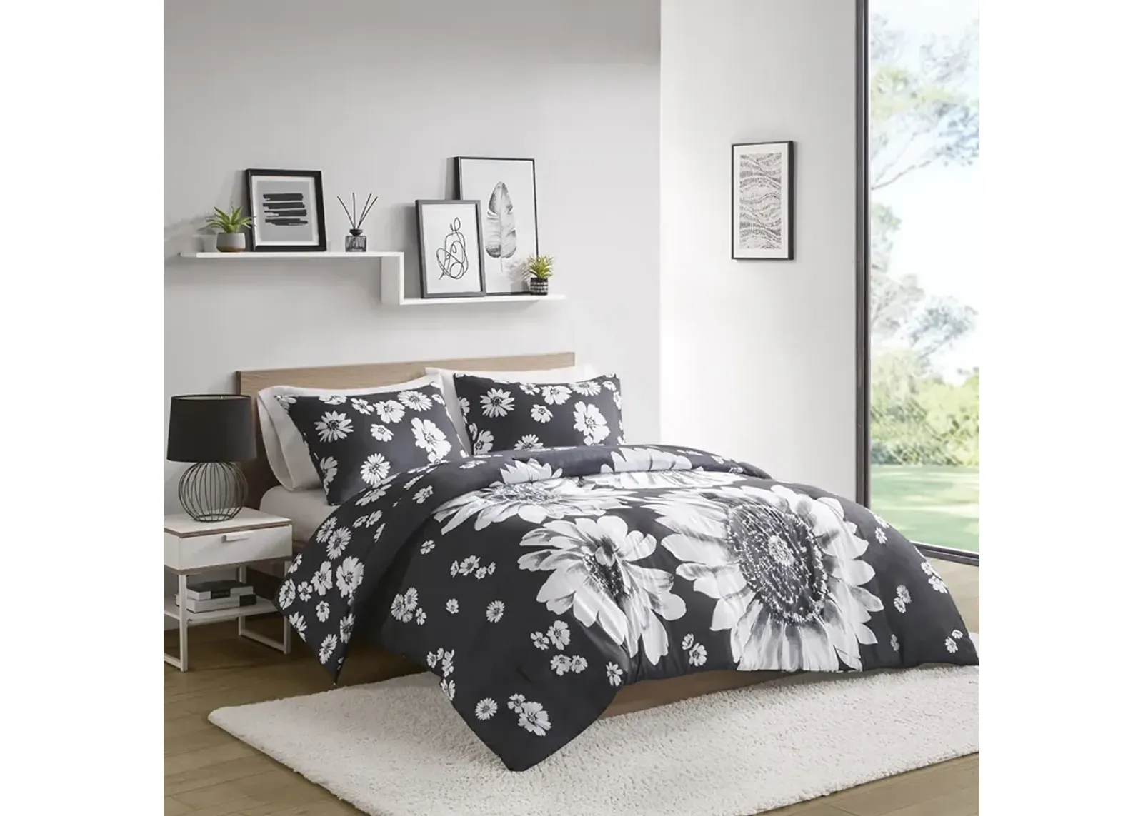 Intelligent Design Maude Black/White Floral Reversible Comforter Set