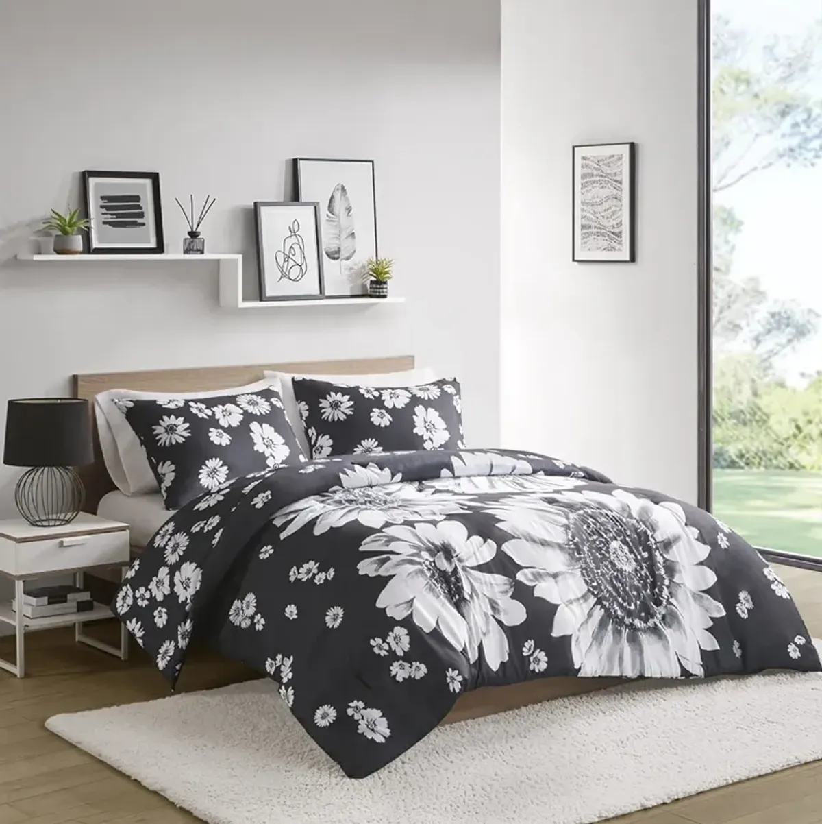 Intelligent Design Maude Black/White Floral Reversible Comforter Set