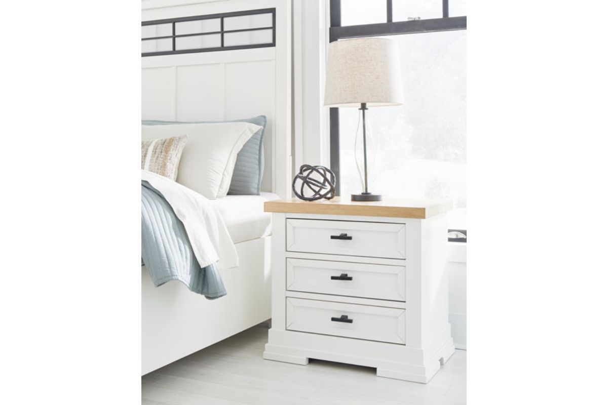 Ashbryn Nightstand in White