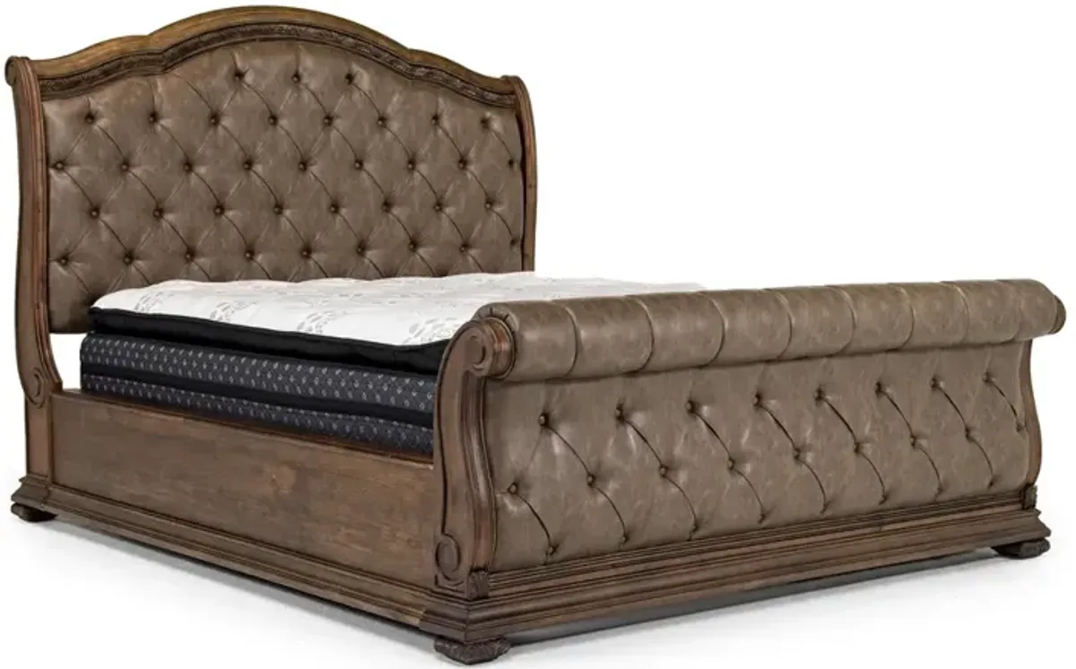 Durango Upholstered Sleigh Bed, Dresser & Mirror in Willadeene, Eastern King