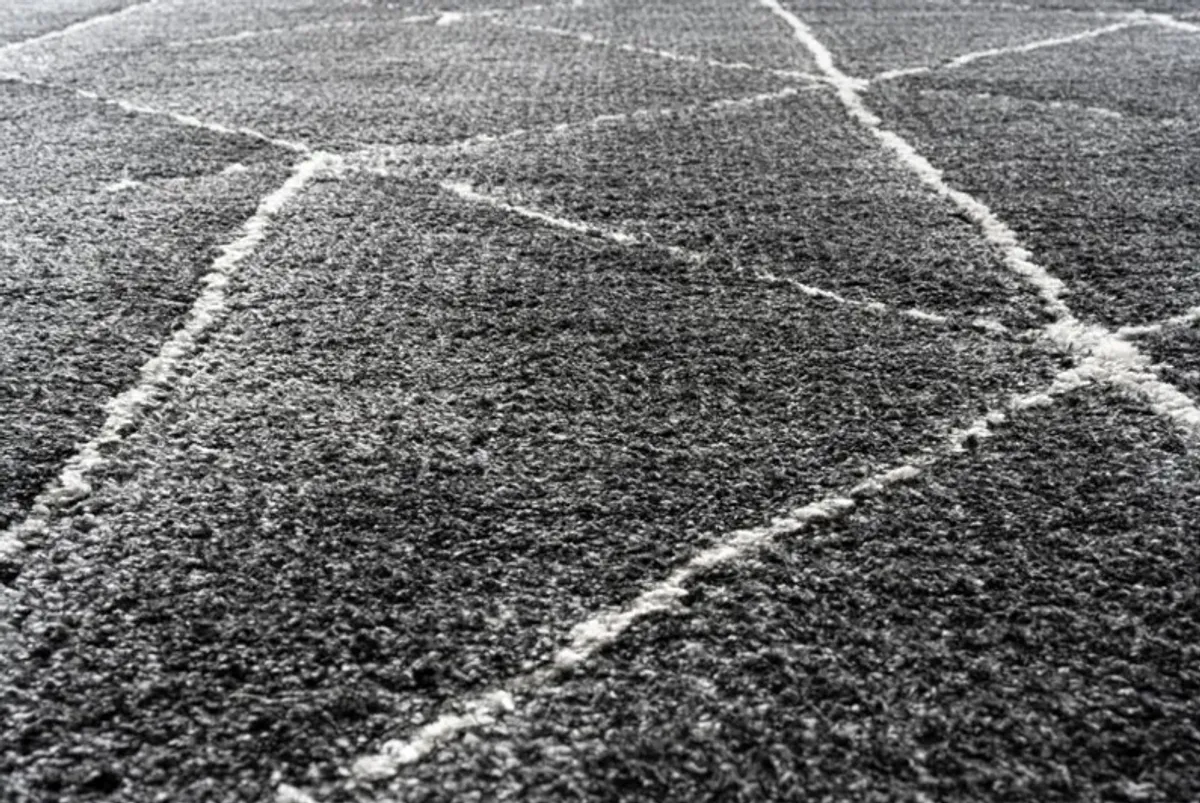 Nube Rug in Anthracite/Ivory, 5 X 8