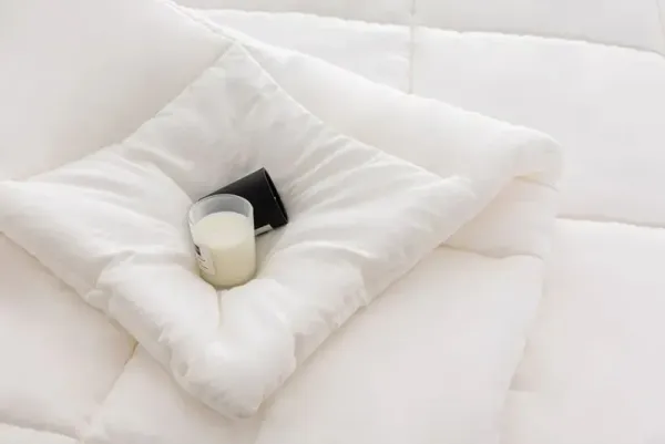 Mlily Soft Washed Down Alternative Comforter in White, Queen