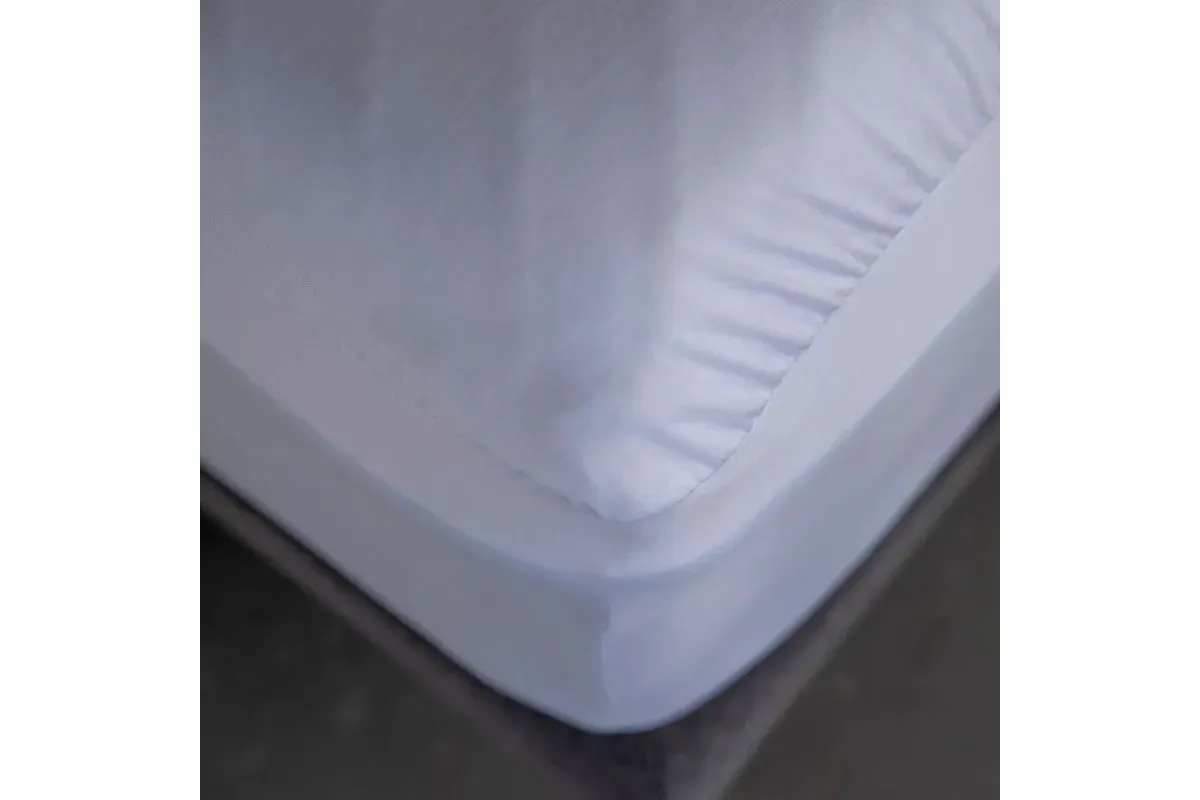 Poly Knit Mattress Pad Protector in White, Queen