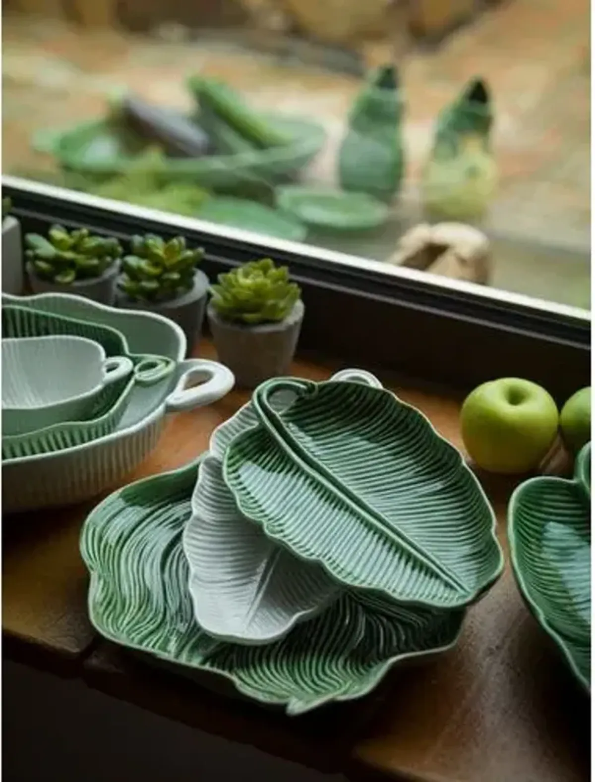 Set of 2 Banana Leaf Platters, Green - Bordallo Pinheiro