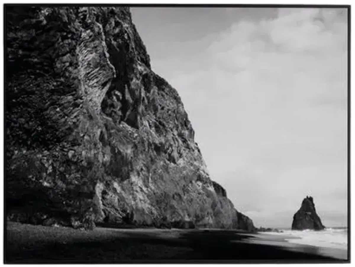 Wesley and Emma Teague - Reynisfjara/Vik - Iceland - Black