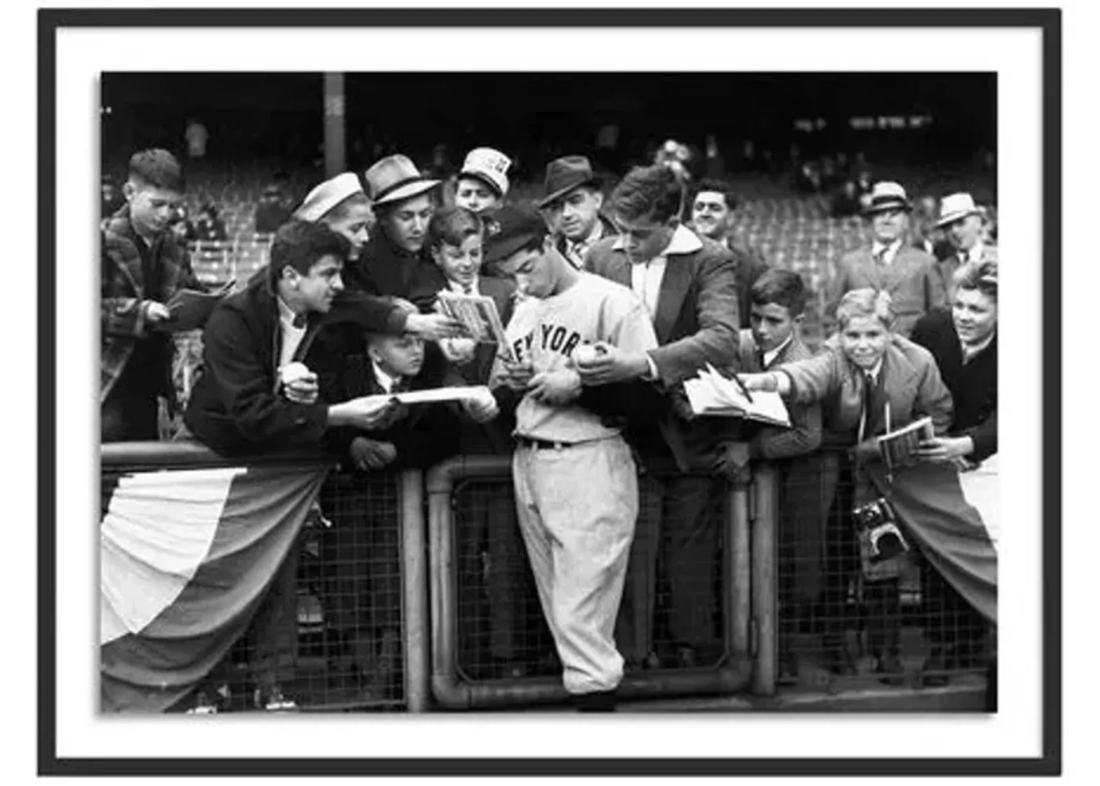 Getty Images - Joe Dimaggio Signing Autotgraphs - Black