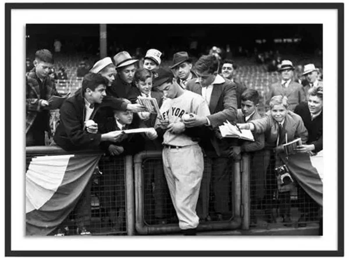 Getty Images - Joe Dimaggio Signing Autotgraphs - Black