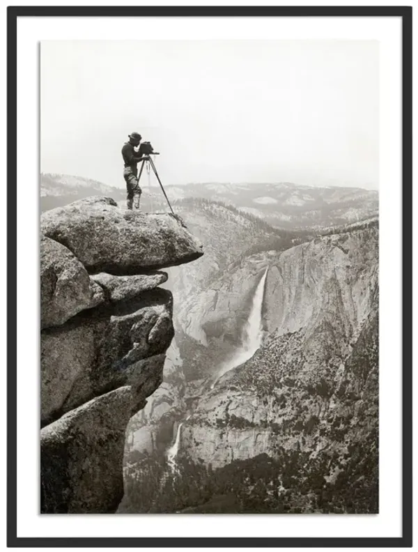Getty Images - Photographer In Yosemite Valley - Black