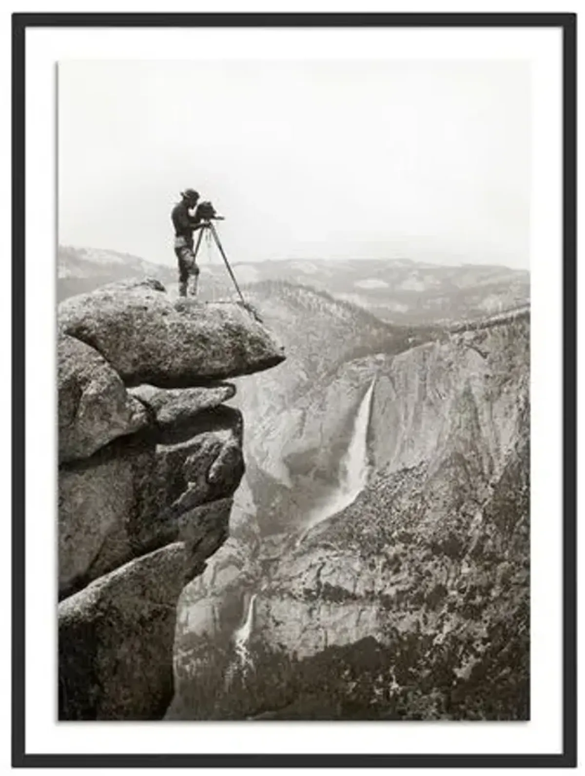 Getty Images - Photographer In Yosemite Valley - Black