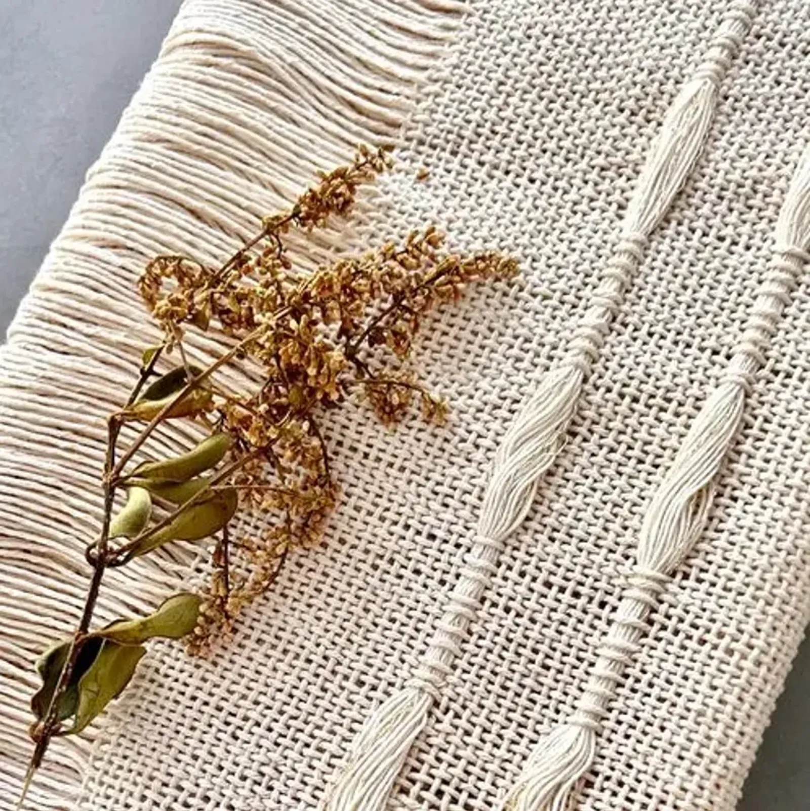 Tallo de Olivo - Threads Table Runner - White - Powered by People