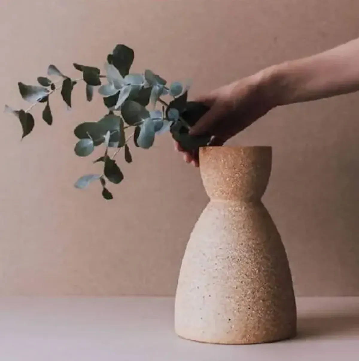 Al Centro - Reloj Vase - Powered by People - Handcrafted - Brown