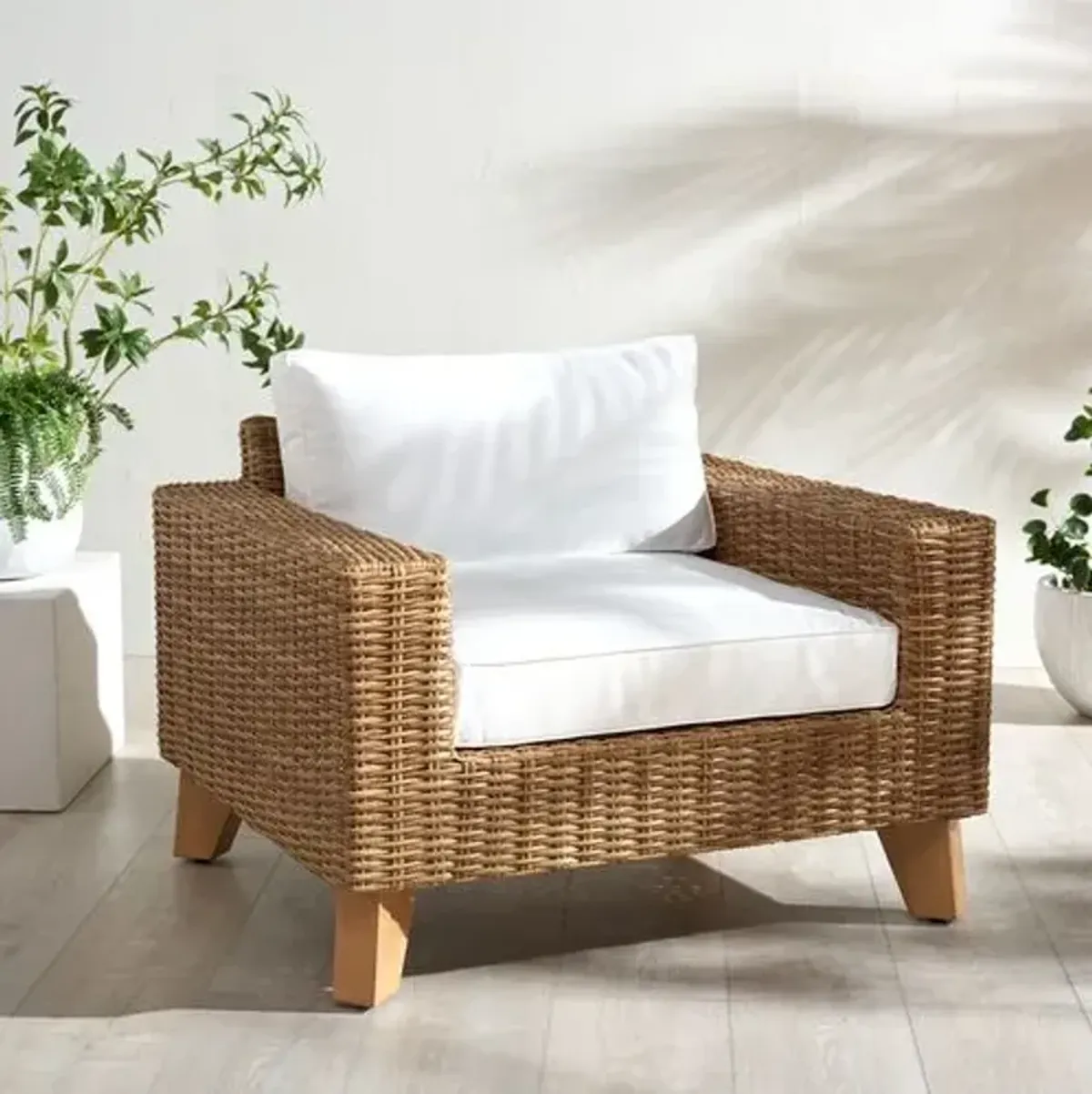 Aelwyn Wicker Patio Chair - Natural/White