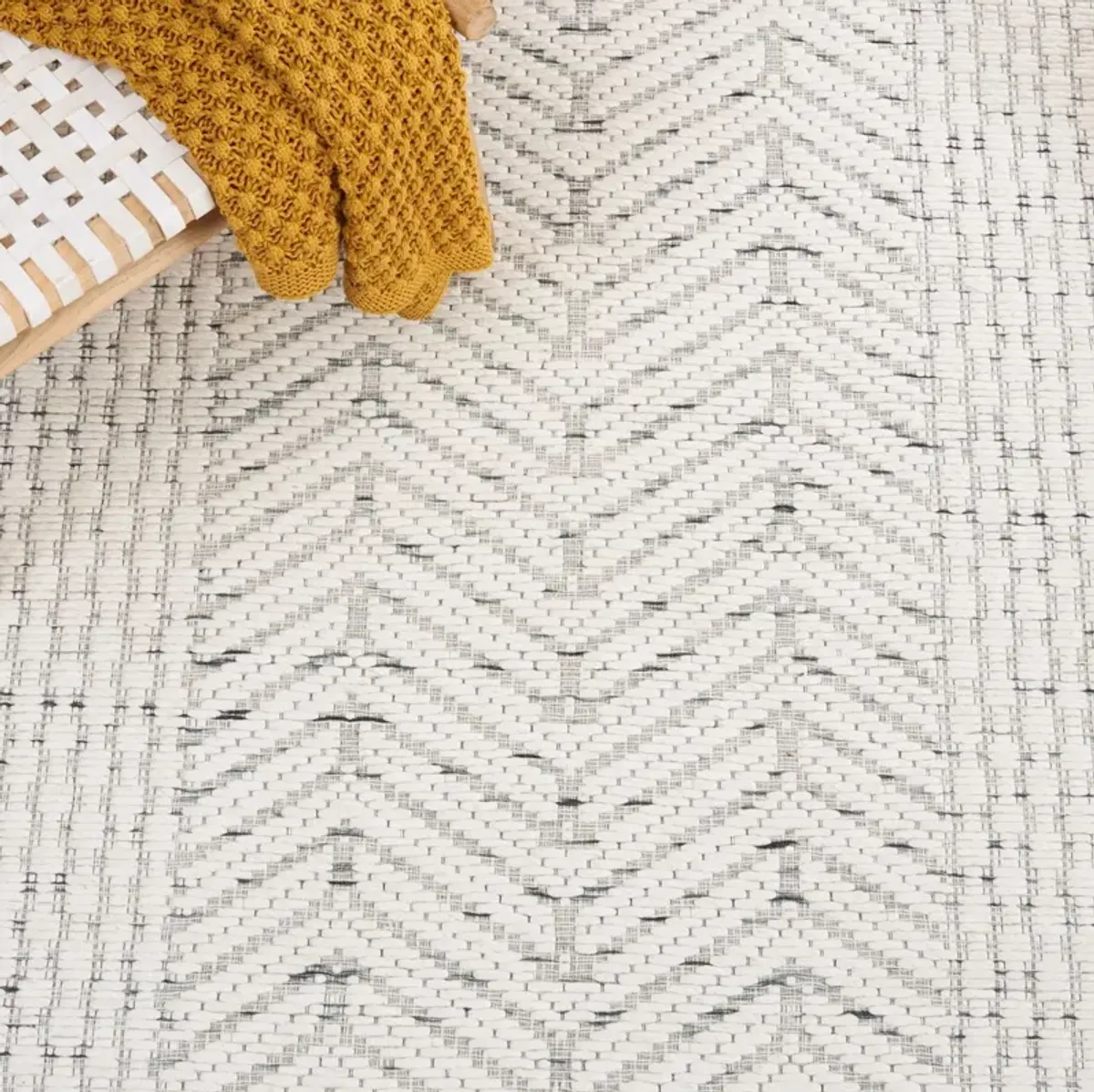 Mari Hand Woven Rug, Ivory/Green